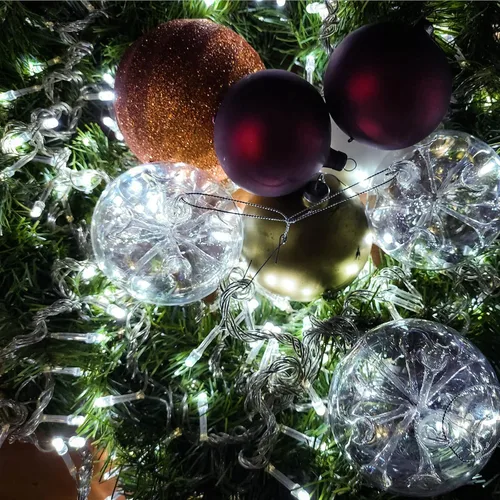 Vista 3 de Tira de luces de Navidad, 33 pies, 100 luces LED blancas para árbol de Navidad, tira de luces conectables para interiores, cable transparente, 8