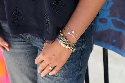 Vista 2 de Alef Bet by Paula Macrame Friendship Bracelet in Shades of Blue with Gold-plated Jewish Star of David Charm