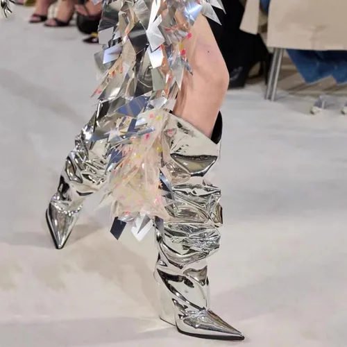 Vista 4 de Vertundy Botas altas hasta la rodilla metálicas con punta puntiaguda para mujer, botas altas de tacón alto de charol plisadas, botas largas plisadas