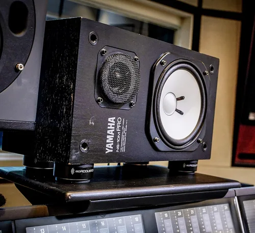Vista 8 de IsoAcoustics Aisladores acústicos de la serie Iso-Puck (Iso-Puck, 20 libras máx./unidad, paquete de 2)