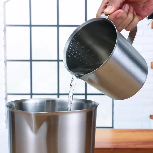 Vista 5 de Othmro Vasos medidores de 64 onzas con 2 escalas – Jarra de medición graduada de acero inoxidable 304 – Vaso de vertido de 67.6 fl oz con mango