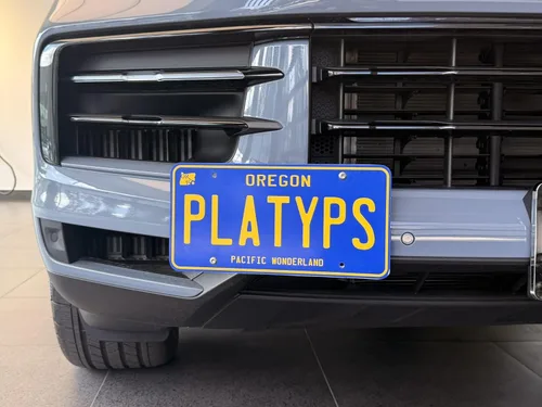 Vista 4 de CravenSpeed Platypus Soporte para placa de matrícula compatible con Porsche Cayenne (modelos base y S) 2024-2025 Sin taladrar Se instala