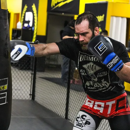 Vista 2 de Combat Corner Guantes de boxeo Clase S para hombres y mujeres – Guantes de entrenamiento de entrenamiento para MMA, Muay, Kickboxing Fabricados