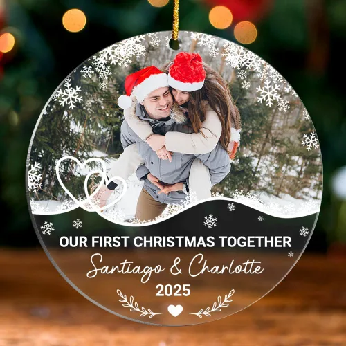 Vista 6 de Adorno personalizado de primera Navidad juntos para parejas, adornos acrílicos navideños, regalos de recuerdo para parejas, novio, novia