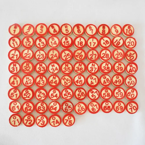 Vista 4 de Yuanhe Juego de bingo vintage, 100 tarjetas de bingo y 75 ajedrez de madera, para fiestas familiares grandes