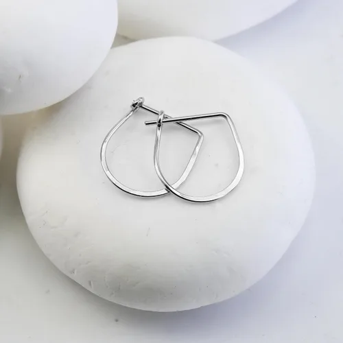 Vista 7 de Aretes de aro finos martillados, elegantes plata esterlina geométrica sólida, relleno de oro y relleno de oro rosa; para mujer por Lotus Stone