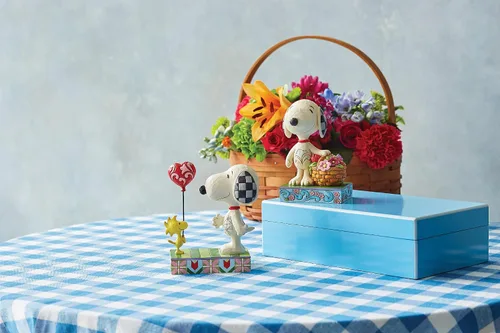 Vista 5 de Enesco Peanuts by Jim Shore Snoopy - Figura con cesta de tulipanes, 4.92 pulgadas, multicolor