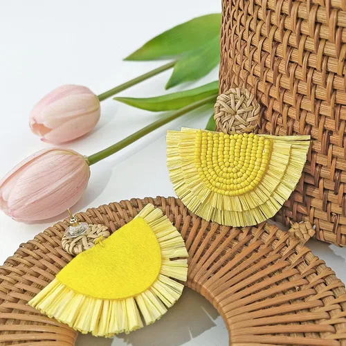 Vista 2 de COIRIS Aretes bohemios con flecos y borlas largas colgantes de rafia para mujer