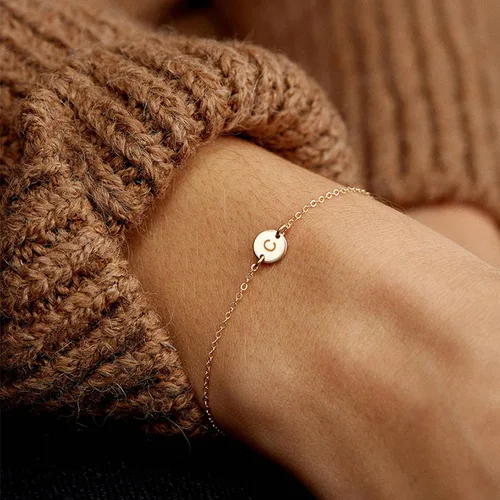 Vista 2 de Pulsera de acero inoxidable chapada en oro de 18 quilates, pulsera personalizada con dije de letra, pequeño disco delicado con monograma, pulsera