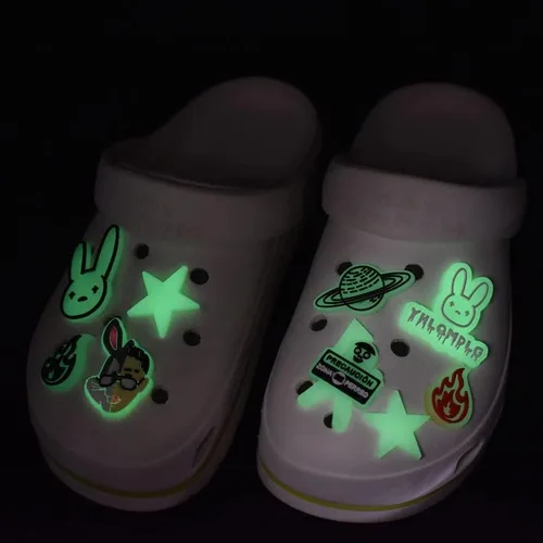 Vista 3 de Juego de 8 dijes para decoración de zapatos, pulsera de BUNNY que brillan en la oscuridad, regalos de fiesta, niños, niñas, hombres y mujeres, 8