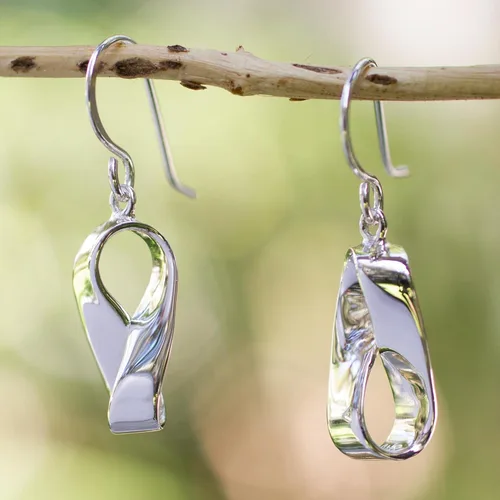 Vista 4 de NOVICA Pendientes colgantes artesanales hechos a mano de plata de ley 925 moderna Taxco México 'Modern Mobius', Plata Esterlina Metal, No es una