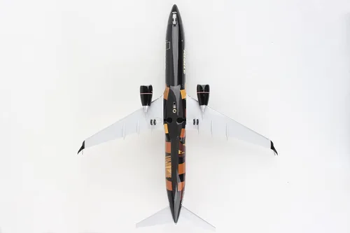 Vista 11 de Skymarks Daron Alaska 737-900ER Compromiso 1/100 con madera y engranaje SKR8287