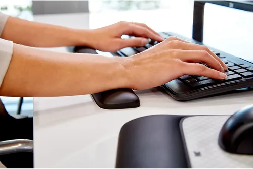 Vista 13 de 3M Reposamuñecas de gel para teclados, tecnología 3M Gel calmante y cubierta suave satinada para comodidad y apoyo durante todo el día, duradero