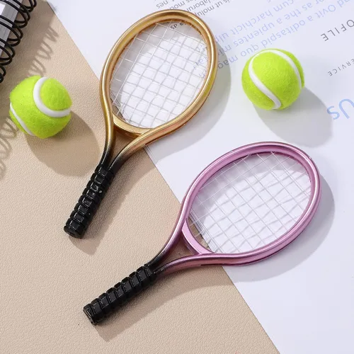 Vista 7 de Kisangel 2 juegos de mini raquetas de tenis y bolas, kit deportivo de casa de muñecas en miniatura a escala 1:12, decoraciones realistas