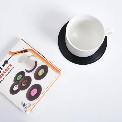 Vista 2 de Posavasos retro negro para bebidas con CD y discos resistentes al calor, antideslizantes, accesorios de oficina en casa, regalos (1 unidad, al azar)