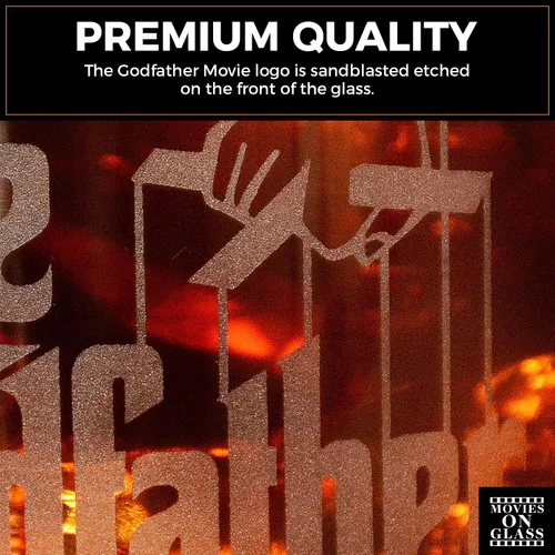 Vista 6 de Vaso de whisky oficial de Godfather Etched Rocks, con logotipo y cita "I'm gonna make him an offer he can't refuse", cristalería artesanal de alta