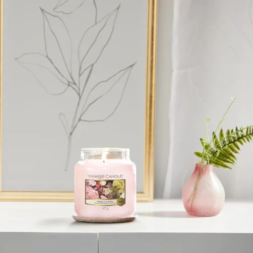 Vista 6 de YANKEE CANDLE Vela perfumada en tarro mediano, rosas recién cortadas, hasta 75 horas de tiempo de combustión