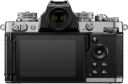 Vista 4 de Nikon Z fc cámara sin espejo de formato DX con adaptador de montaje FTZ II