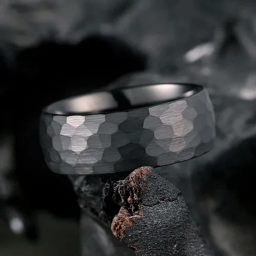 Vista 2 de King Will Anillos de tungsteno martillado de 0.315 pulgadas para hombres y mujeres abovedados negroplata y oro rosa cepillado anillo de boda