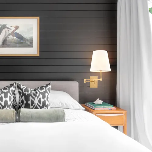 Vista 6 de HYDELITE Lámpara de pared dorada con brazo oscilante, apliques de pared de latón con pantalla de lino, accesorios de pared enchufables o cableados