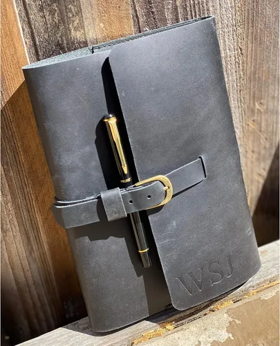 Vista 9 de Juego de regalo de diario de cuero personalizado para hombres y mujeres, iniciales en cubierta de cuero de primera calidad, bolígrafo de metal