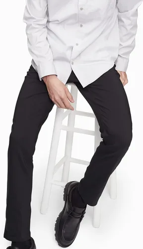 Vista 4 de Calvin Klein Move 365 Stretch Slim Fit - Pantalón tejido resistente a las arrugas para hombre