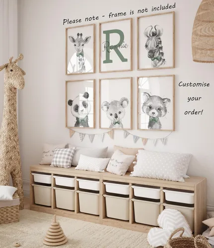 Vista 3 de Animales de Safari Personalizados para Habitación de Bebés Niños Juego de 6 Pósteres Sin Marco, Arte de Pared con Nombre Personalizado Corbatín Azul