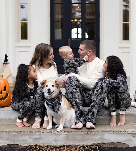 Vista 3 de Burt's Bees Baby - Conjuntos de pijamas de Navidad familiares a juego, de algodón orgánico, para niños, bebés, mujeres y adultos