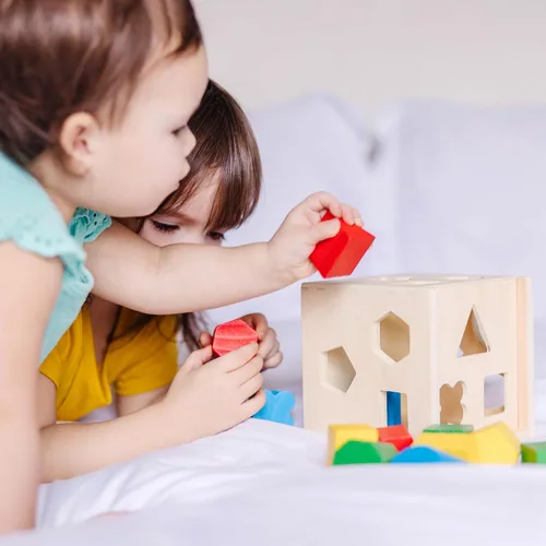Vista 8 de Melissa & Doug Cubos de formas de Clasificación Clásico Juguete de Madera, Juguete de Desarrollo, Forma Fácil de Agarre, Construcción de Madera