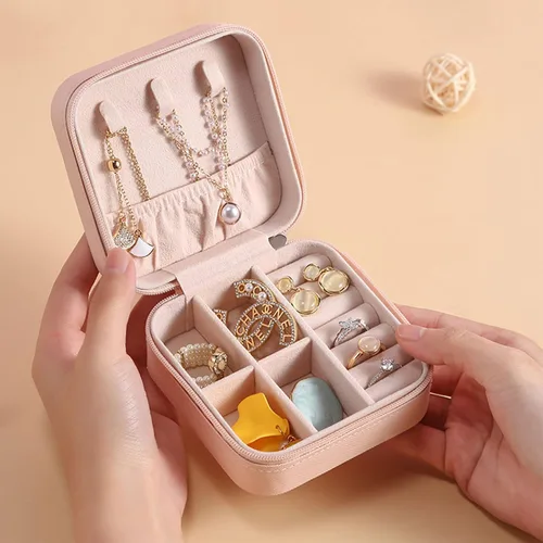 Vista 2 de Joyero personalizado con tu nombre y mes de la flor de nacimiento, organizador personalizado de 4 x 4 pulgadas, estuche de viaje personalizado