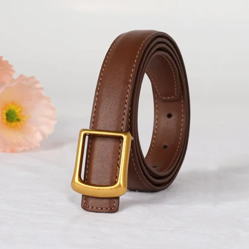 Vista 432 de Cinturón de cuero clásico con hebilla de metal para mujer con vestido de jeans
