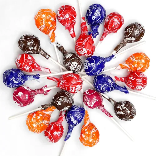 Vista 4 de Piruletas clásicas con centro de chocolate, bolsa a granel de 1 lb (aprox. 22 unidades), sabores de frutas surtidos originales, The Hampton Popcorn