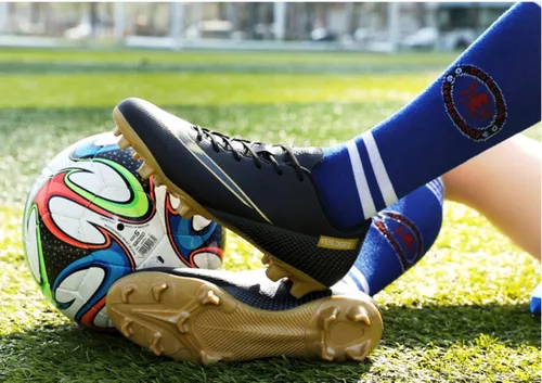 Vista 7 de Tacos de fútbol bajos de cuero, de grado profesional con cordones, ideales para entrenamiento y competición en terreno firme y césped, unisex