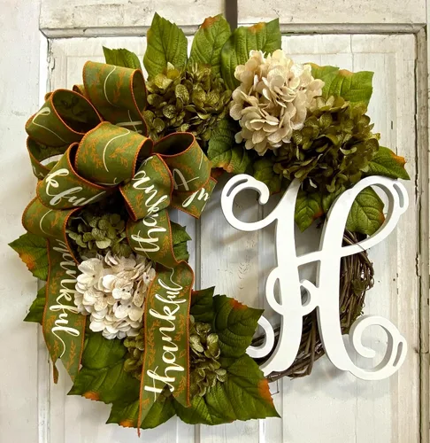 Vista 4 de Hortensia - Corona de puerta delantera con monograma inicial con lazo y crema y hortensias verdes musgo sobre base de vid, hecha a mano