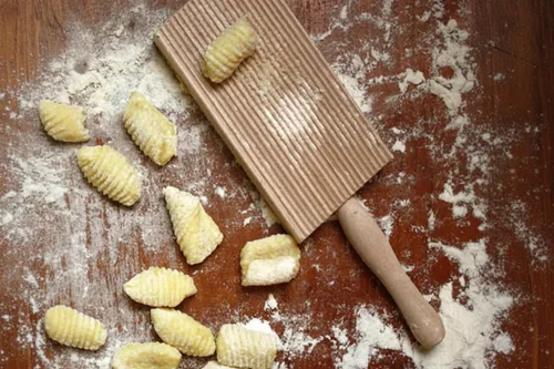 Vista 4 de Cuisinox Tablero de madera para pasta de ñoquis y cavatelli, madera de playa, 8 x 5 pulgadas
