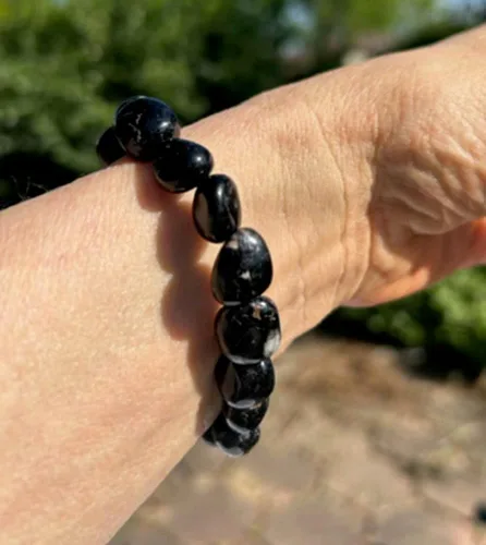 Vista 3 de Pulsera elástica con piedras pulidas de turmalina negra 8 pulgadas de largo que se ajusta cómodamente a una muñeca de 5.5 a 7 pulgadas, Piedra