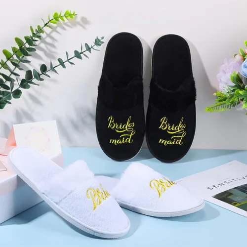 Vista 3 de 7 pares de pantuflas de boda bordadas de tribu de novia y novia, pantuflas de novia peludas, pantuflas blancas para novia, regalo de dama de honor