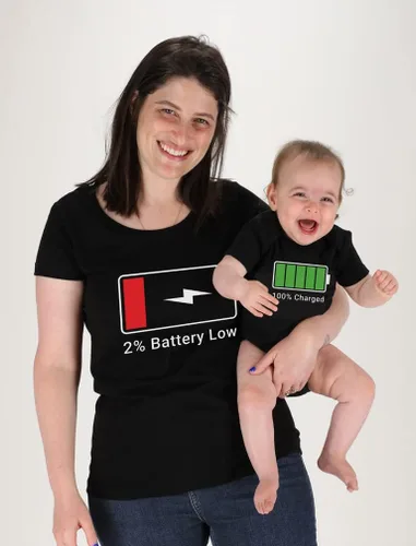 Vista 3 de Tstars Camisetas familiares a juego – Divertido juego de batería baja y carga completa para mamá, papá y bebé – Regalo para nuevos padres