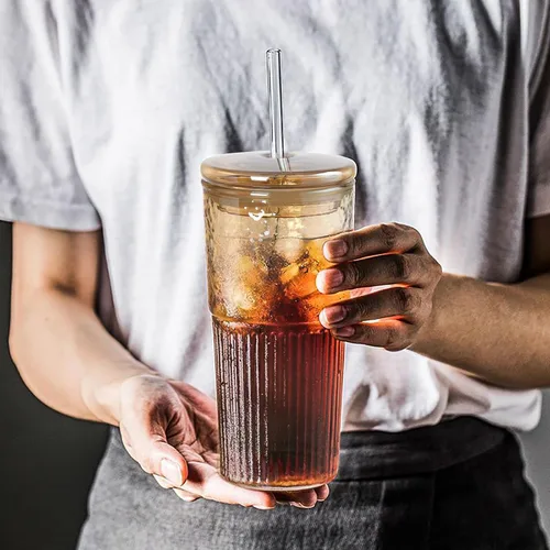 Vista 5 de JunVpic Tazas de vidrio con tapas y popotes, ámbar 20 OZ. Vasos para agua helada, zumo, té, leche, batido y bebidas frías o calientes, juego de 2