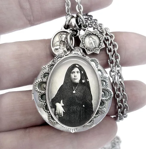 Vista 2 de St. Lucia of Fatima Locket Necklace, Patron Saint Catholic Jewelry, Confirmation Gift