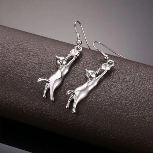 Vista 8 de Aretes U7 bañados en platino, con dije de gato y diamantes de imitación