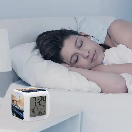 Vista 4 de Retro Titanic famoso antiguo reloj despertador histórico duradero reloj digital multifunción LED reloj para dormitorio, oficina en casa