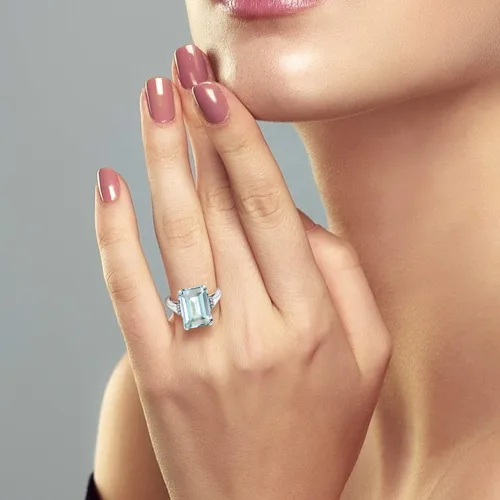 Vista 4 de Gem Stone King Anillo de compromiso con piedra natal de 5-10 quilates para mujer, plata de ley 925, corte esmeralda de 0.55 x 0.39 pulgadas