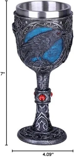 Vista 2 de Pacific Giftware Raven Goblet es una pieza de estilo gótico con una estética oscura. Su diseño se centra en un cuervo negro