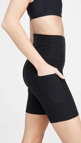Vista 4 de Beyond Yoga Pantalones cortos de ciclismo de cintura alta con bolsillo Spacedye para mujer
