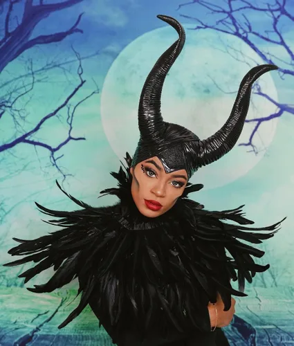 Vista 2 de VZQI Disfraz de cuernos de plumas de reina malvada para mujer, capa negra, accesorios de chal para Halloween