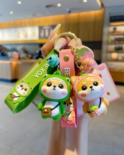Vista 2 de BEXOA Lindo llavero de regalo de Navidad Mochila Kawaii de Año Nuevo con dije de caricatura Shiba Inu llaveros de coche para hombres y mujeres