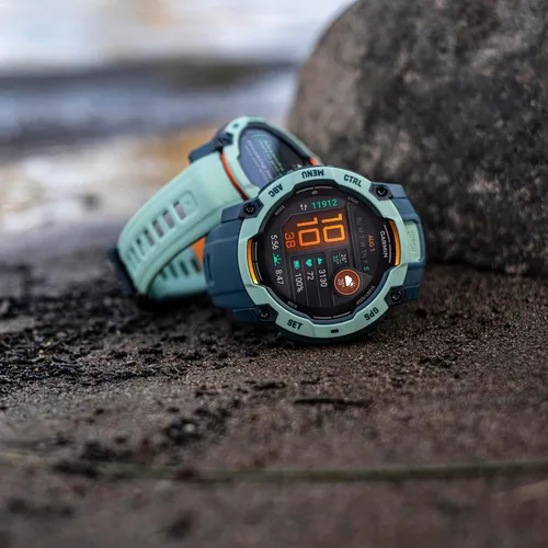 Vista 52 de Garmin Instinct® 3 45mm, pantalla AMOLED, reloj inteligente GPS resistente para exteriores, bisel reforzado con metal, linterna incorporada, hasta