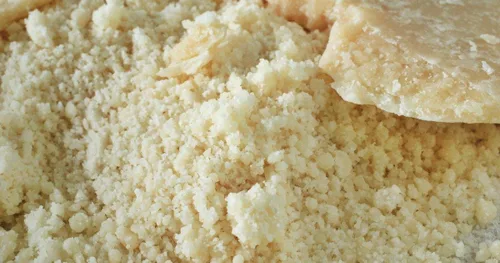 Vista 2 de Parmigiano Reggiano - Queso Rallado - 1 Libra Molida Fresca Diaria.