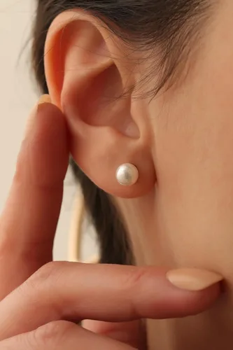 Vista 2 de JINEAR 5 pares de aretes de tuerca para mujer, chapados en oro/plata de 14K, perla, aretes pequeños tipo bola, conjunto de piercing de cartílago 1